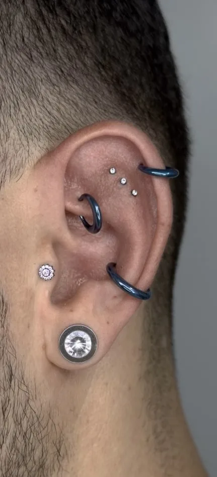 Joia de titânio anodizada em piercing de orelha
