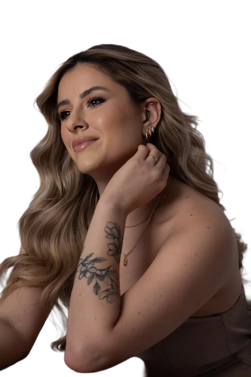 Cliente Defendi Studio com piercings na orelha