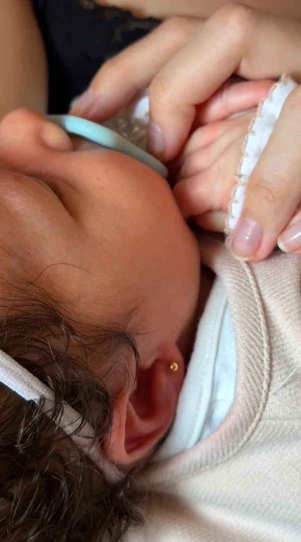 Primeiro furo de piercing em bebê