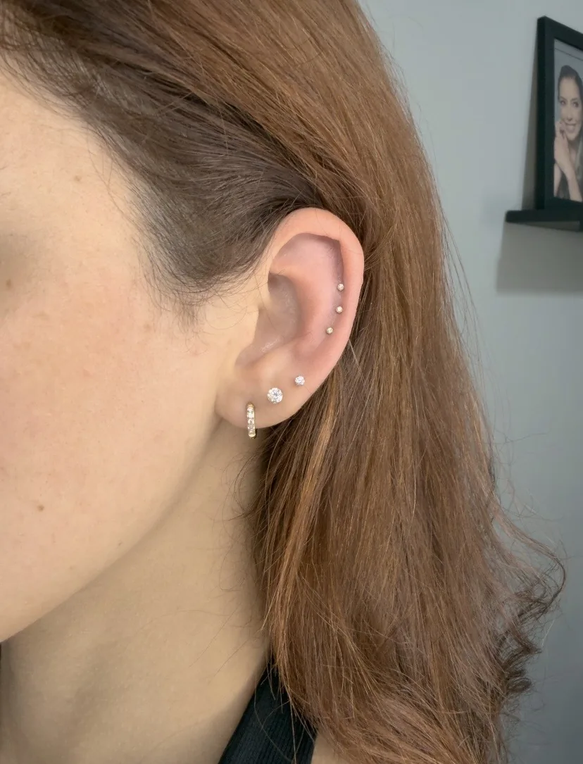 Trabalho realizado, projeto auricular com piercings na orelha